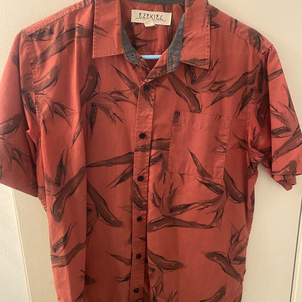 Ezekiel Men's Rust and Black Leaf Print Shirt